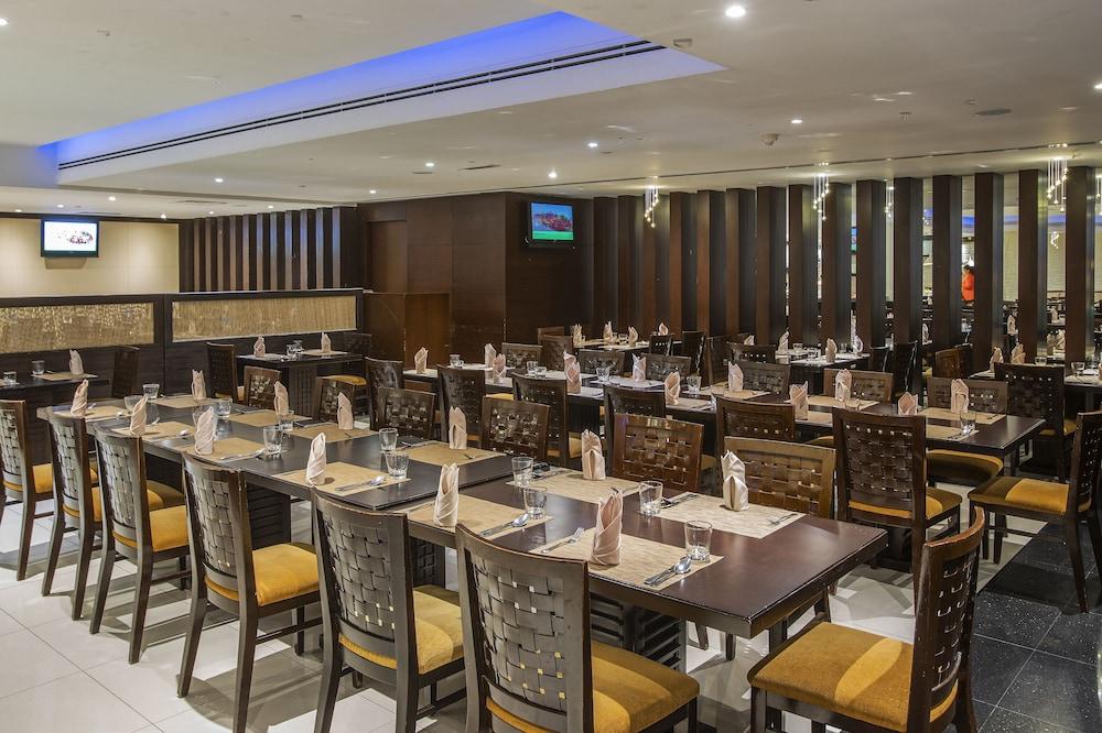 Asiana Hotel Dubai Eksteriør billede The interior of a typical buffet restaurant