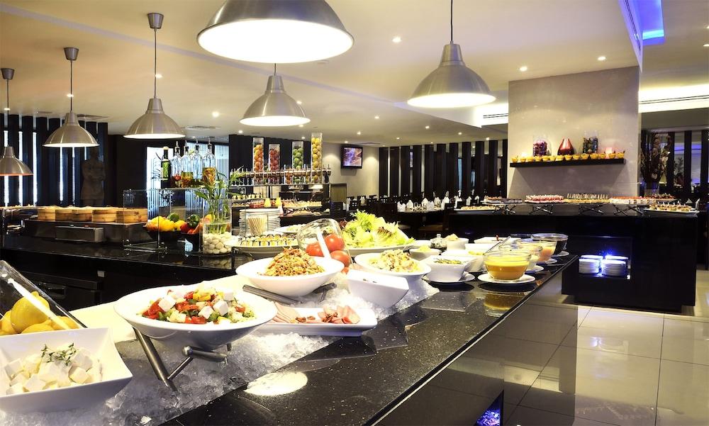 Asiana Hotel Dubai Eksteriør billede A buffet at a hotel