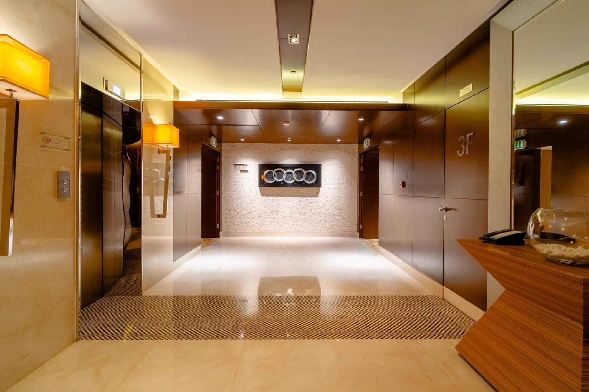 Asiana Hotel Dubai Eksteriør billede The lobby of the Audi Centre London