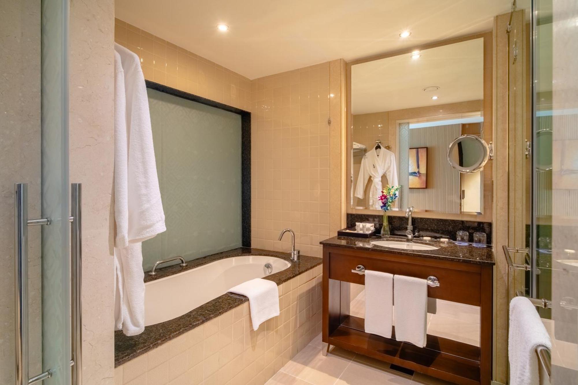 Asiana Hotel Dubai Eksteriør billede A bathroom in a hotel