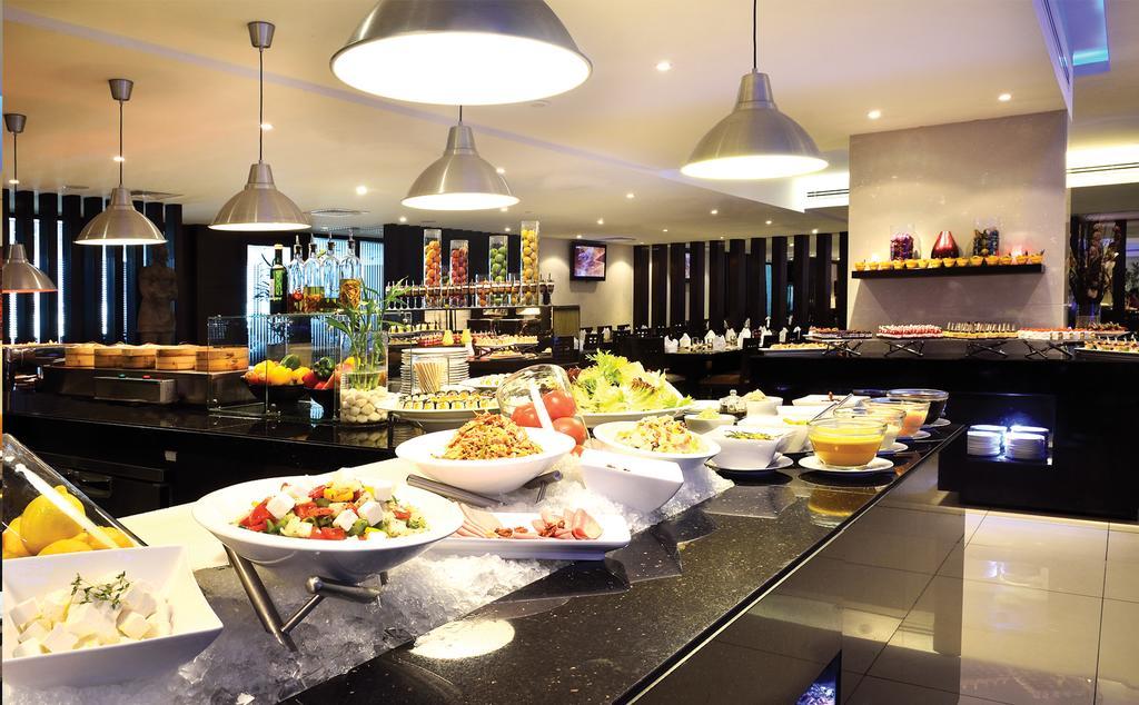 Asiana Hotel Dubai Eksteriør billede A buffet at a hotel